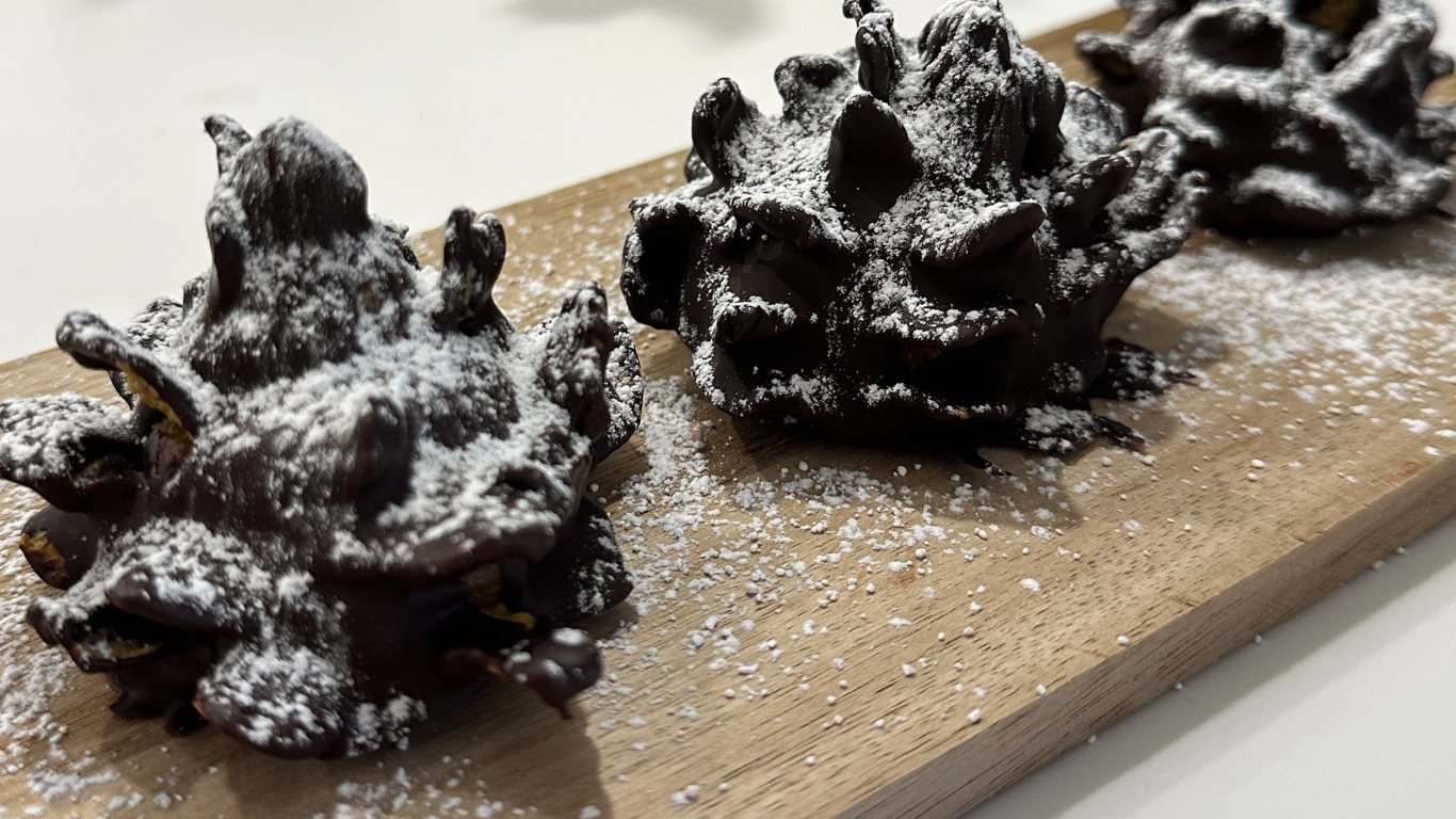 Recette de Noël protéinée : protein balls spéculoos façon pomme de pin, enrobées de chocolat noir, dessert healthy et gourmand pour les fêtes.